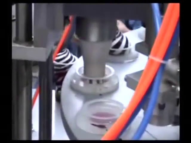 Semiautomatická mini rotačná zmrzlina pohár plniaca a tesniaci stroj