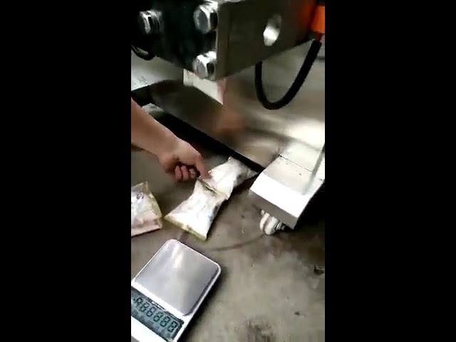 Vertikálny typ automatického vrecka na okamžité odkvapkávanie kávy s práškom na balenie vrecúšok
